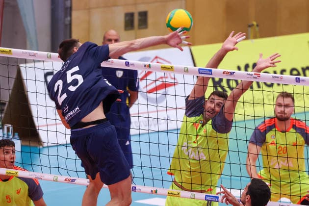 VOLLEYBALL - Coppa Pallavolo Senza Confini HARTBERG,AUSTRIA,02.OCT.26 - VOLLEYBALL - Coppa Pallavolo Senza Confini, VfB Friedrichshafen vs Verona Volley. Image shows Stefan Kokeza (Friedrichshafen) and Marco Vitelli (Verona).  GEPAxpictures xChrisxBauer