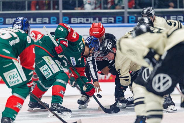 Felix Maegaard Scheel (54, Augsburger Panther) und Tyler Morley (86, Grizzlys Wolfsburg) beim Spiel zwischen Augsburger Panther v Grizzlys Wolfsburg, Eishockey, Herren, DEL, 2026 2027, 5.Spieltag am 02.10.2026 in Augsburg, Curt-Frenzel-Stadion. Bayern Deutschland