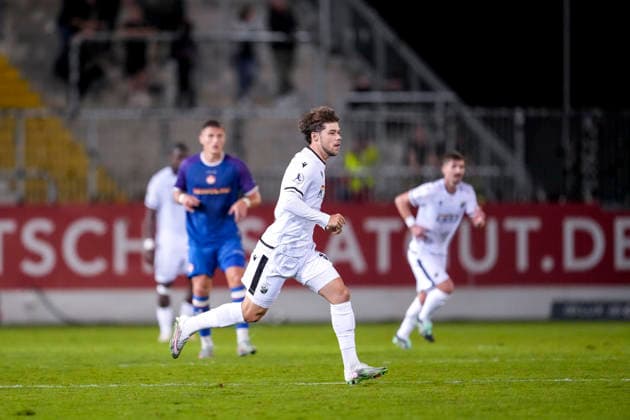 Maximilian Wagner (SVS, 9), bei seiner Einwechslung, Aktion, Action, Spielszene, 02.10.2026, Sandhausen (Deutschland), Fussball, Regionalliga Südwest, SV Sandhausen - 1. FC Kaiserslautern II