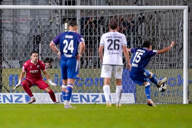 v.li.: Arthur Lyska (Torwart, SVS, 1) hat keine Chance gegen den Handelfmeter von Dion Hofmeister (FCK, 15), erzielt das Tor zum 1:1, Treffer, Torerfolg, Highlight, Action, Aktion, Spielszene, Elfmeter, 02.10.2026, Sandhausen (Deutschland), Fussball, Regionalliga Südwest, SV Sandhausen - 1. FC Kaiserslautern II