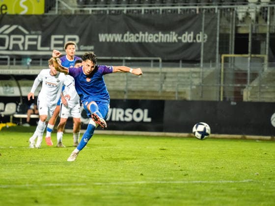 02.10.2026, xwppx, Fussball Regionalliga Suedwest, SV Sandhausen - 1.FC Kaiserslautern II v.l. Dion Hofmeister (1. FC Kaiserslautern II) zum 1:1 per Elfmeter