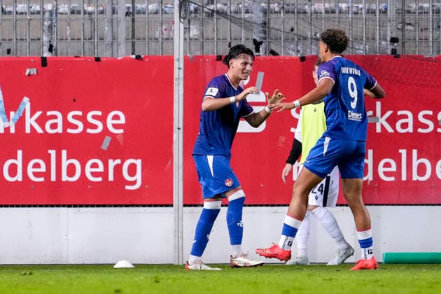 v.li.: Torschütze vk15, Chinedu Chukwukelu (FCK, 9), Spieler vom 1. FC Kaiserslautern II U21, U 21 , jubeln über das Tor zum 1:1, Jubel, Torjubel, Torerfolg, celebrate the goal, goal, celebration, jubelt ueber das Tor, Freuen, Freude, freut sich, optimistisch, positiv, Spielszene, Highlight, Action, Aktion, 02.10.2026, Sandhausen (Deutschland), Fussball, Regionalliga Südwest, SV Sandhausen - 1. FC Kaiserslautern II