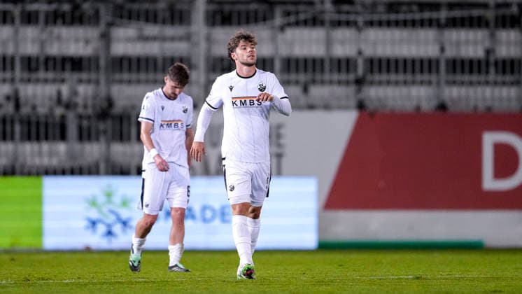 v.li.: Niklas Tarnat (SVS, 6), Maximilian Wagner (SVS, 9), Spieler vom SV Sandhausen (SVS), enttäuscht schauend, Enttäuschung, Frustration, disappointed, pessimistisch, nach dem Gegentor zum 1:1, Action, Aktion, Spielszene, 02.10.2026, Sandhausen (Deutschland), Fussball, Regionalliga Südwest, SV Sandhausen - 1. FC Kaiserslautern II