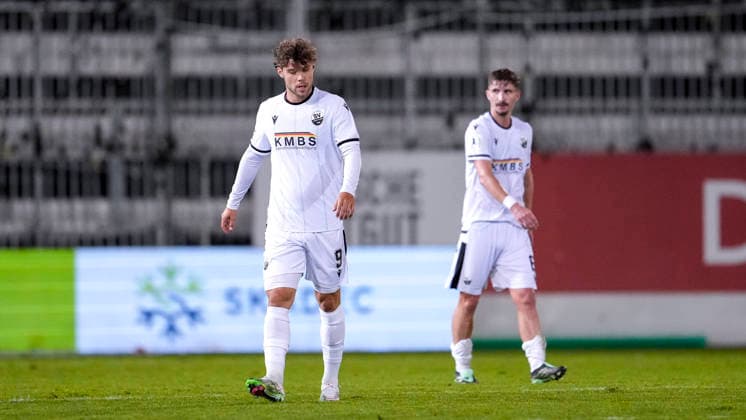 v.li.: Maximilian Wagner (SVS, 9), Niklas Tarnat (SVS, 6), Spieler vom SV Sandhausen (SVS), enttäuscht schauend, Enttäuschung, Frustration, disappointed, pessimistisch, nach dem Gegentor zum 1:1, Action, Aktion, Spielszene, 02.10.2026, Sandhausen (Deutschland), Fussball, Regionalliga Südwest, SV Sandhausen - 1. FC Kaiserslautern II