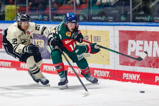 D.J. Busdeker (14, Augsburger Panther) und Madison Bowey (22, Grizzlys Wolfsburg) beim Spiel zwischen Augsburger Panther v Grizzlys Wolfsburg, Eishockey, Herren, DEL, 2026 2027, 5.Spieltag am 02.10.2026 in Augsburg, Curt-Frenzel-Stadion. Bayern Deutschland