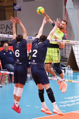 VOLLEYBALL - Coppa Pallavolo Senza Confini HARTBERG,AUSTRIA,02.OCT.26 - VOLLEYBALL - Coppa Pallavolo Senza Confini, VfB Friedrichshafen vs Verona Volley. Image shows German Gomez, Gustavo Maciel (Friedrichshafen) and Paul Buchegger (Verona).  GEPAxpictures xChrisxBauer