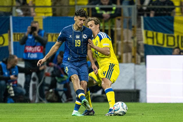 261002 Kerim Alajbegovic of Bosnia and Herzegovina and Hampus Skoglund of Sweden during the Nations League football match between Bosnia and Herzegovina and Sweden on October 2, 2026 in Zenica. Photo: Ludvig Thunman BILDBYRAN kod LT LT0823 fotboll football soccer fotball nations league uefa nations league bosnia and herzegovina sverige sweden sverige a bbeng Copyright: LUDVIGxTHUNMAN BB261002LT073