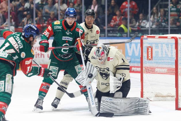 Dustin Strahlmeier (1, Grizzlys Wolfsburg) und Philipp Krauss (20, Augsburger Panther) und Madison Bowey (22, Grizzlys Wolfsburg) beim Spiel zwischen Augsburger Panther v Grizzlys Wolfsburg, Eishockey, Herren, DEL, 2026 2027, 5.Spieltag am 02.10.2026 in Augsburg, Curt-Frenzel-Stadion. Bayern Deutschland