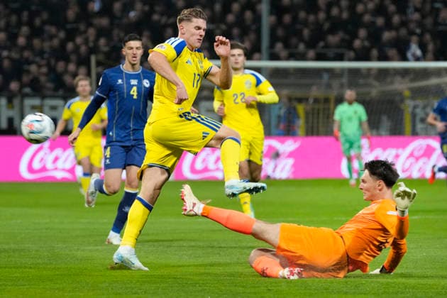 ZENICA, BOSNIEN-HERCEGOVINA 20261002 Sveriges Viktor Gyökeres mot Bosniens malvakt Salko Hamzic under fredagens fotbollsmatch i Nations League mellan Bosnien-Hercegovina och Sverige pa Bilino Polje-stadion i Zenica.