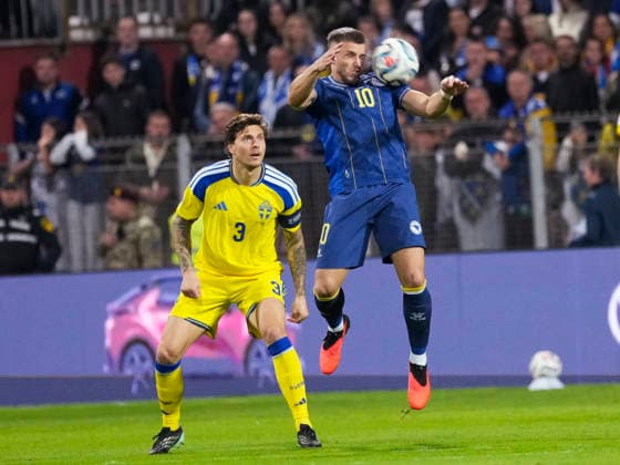 ZENICA, BOSNIEN-HERCEGOVINA 20261002 Sveriges Victor Nilsson Lindelöf och Bosniens Ermedin DemiroviÄ‡ under fredagens fotbollsmatch i Nations League mellan Bosnien-Hercegovina och Sverige pa Bilino Polje-stadion i Zenica.
