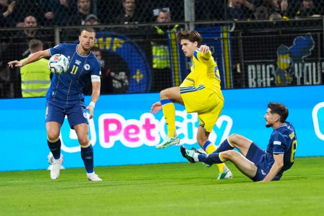ZENICA, BOSNIEN-HERCEGOVINA 20261002 Bosniens Edin DÅ¾eko och Armin GigoviÄ‡ mot Sveriges Besfort Zeneli under fredagens fotbollsmatch i Nations League mellan Bosnien-Hercegovina och Sverige pa Bilino Polje-stadion i Zenica.