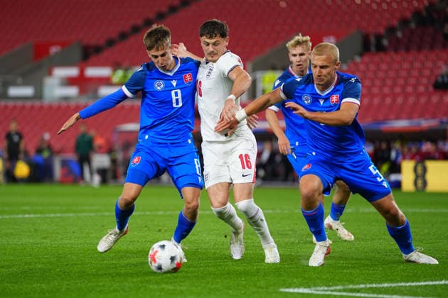 England U21, U 21 and Slovakia U21 players battle for possession during the UEFA U21 EURO 2027 qualifying match between England U21 and Slovakia U21 at bet365 Stadium, Stoke-on-Trent, England. (Photo by Jay Soundo) Copyright: xJayxSoundox xSportsxPressxPhotox Sportspressphoto_SPR243892
