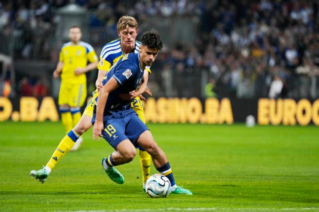 ZENICA, BOSNIEN-HERCEGOVINA 20261002 Sveriges Alexander Bernhardsson mot Bosniens Kerim AlajbegoviÄ‡ under fredagens fotbollsmatch i Nations League mellan Bosnien-Hercegovina och Sverige pa Bilino Polje-stadion i Zenica.