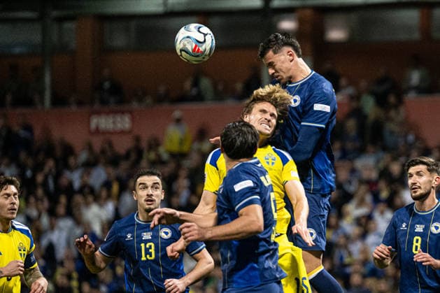 261002 Carl Starfelt of Sweden and Tarik Muharemovic of Bosnia and Herzegovina during the Nations League football match between Bosnia and Herzegovina and Sweden on October 2, 2026 in Zenica. Photo: Ludvig Thunman BILDBYRAN kod LT LT0823 fotboll football soccer fotball nations league uefa nations league bosnia and herzegovina sverige sweden sverige a bbeng Copyright: LUDVIGxTHUNMAN BB261002LT090