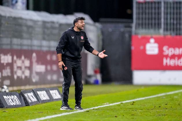 Eimen Baffoun (Trainer, Cheftrainer, FCK II), gibt Anweisungen, gestikuliert, mit den Armen gestikulieren, Freisteller, Ganzkörper, Einzelbild, Einzelfoto, Aktion, Action, am Spielfeldrand, an der Seitenauslinie, 02.10.2026, Sandhausen (Deutschland), Fussball, Regionalliga Südwest, SV Sandhausen - 1. FC Kaiserslautern II