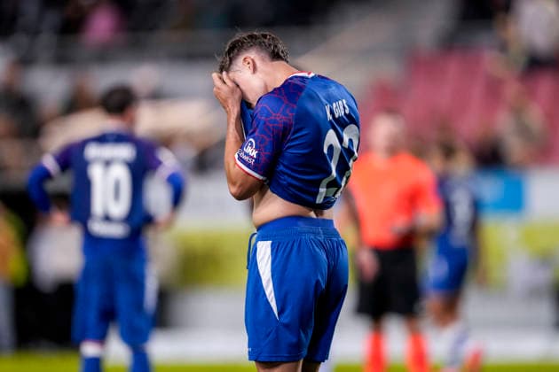 Neal Gibs (FCK, 22), Spieler vom 1. FC Kaiserslautern II U21, U 21 , enttäuscht über das Unentschieden, nur remis, Enttäuschung nach dem Schlusspfiff, Highlight, Punktverlust, Frustration, disappointed, pessimistisch, 02.10.2026, Sandhausen (Deutschland), Fussball, Regionalliga Südwest, SV Sandhausen - 1. FC Kaiserslautern II