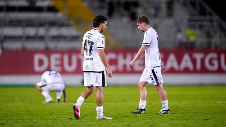 v.li.: Arianit Ferati (SVS, 47), Niklas Tarnat (SVS, 6), Spieler vom SV Sandhausen (SVS), enttäuscht über das Unentschieden, nur remis, Enttäuschung nach dem Schlusspfiff, Highlight, Punktverlust, Frustration, disappointed, pessimistisch, 02.10.2026, Sandhausen (Deutschland), Fussball, Regionalliga Südwest, SV Sandhausen - 1. FC Kaiserslautern II