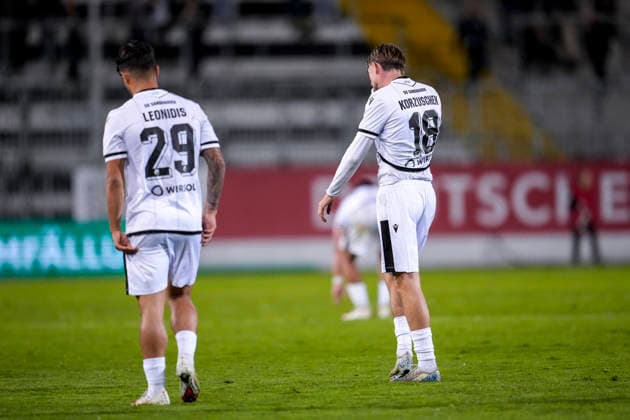 v.li.: Tasos Leonidis (SVS, 29), Tim Korzuschek (SVS, 18), Spieler vom SV Sandhausen (SVS), enttäuscht über das Unentschieden, nur remis, Enttäuschung nach dem Schlusspfiff, Highlight, Punktverlust, Frustration, disappointed, pessimistisch, 02.10.2026, Sandhausen (Deutschland), Fussball, Regionalliga Südwest, SV Sandhausen - 1. FC Kaiserslautern II