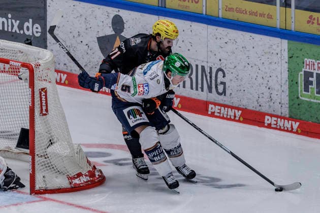 PENNY DEL: Löwen Frankfurt - Eisbären Berlin, 02.10.2026 Linus Fröberg (Löwen Frankfurt 71) und Jean-Luc Foudy (Eisbären Berlin 55) am Frankfurter Tor, kämpfen um den Puck, Löwen Frankfurt - Eisbären Berlin, Frankfurt, NIX Eissporthalle, 2.10.2026 Copyright: xBEAUTIFULxSPORTS Gawlikx