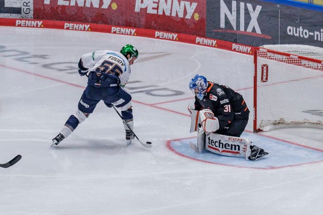 PENNY DEL: Löwen Frankfurt - Eisbären Berlin, 02.10.2026 Jean-Luc Foudy (Eisbären Berlin 55) versucht Adam Scheel (Löwen Frankfurt 31) zu überwinden, aber scheitert, Löwen Frankfurt - Eisbären Berlin, Frankfurt, NIX Eissporthalle, 2.10.2026 Copyright: xBEAUTIFULxSPORTS Gawlikx