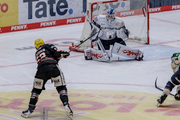 PENNY DEL: Löwen Frankfurt - Eisbären Berlin, 02.10.2026 Maksim Matushkin (Löwen Frankfurt 52) schießt den Puc kaufs Tor aber Jonas Neffin (Eisbären Berlin 75) ist bereit, Löwen Frankfurt - Eisbären Berlin, Frankfurt, NIX Eissporthalle, 2.10.2026 Copyright: xBEAUTIFULxSPORTS Gawlikx
