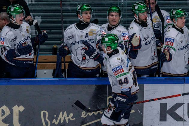 PENNY DEL: Löwen Frankfurt - Eisbären Berlin, 02.10.2026 Brandon Davidson (Eisbären Berlin 44) klatscht nach seinem Tor Treffer zum 0:1 mit seinem Teamkollegen ab, Löwen Frankfurt - Eisbären Berlin, Frankfurt, NIX Eissporthalle, 2.10.2026 Copyright: xBEAUTIFULxSPORTS Gawlikx