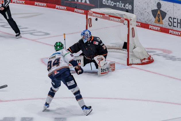 PENNY DEL: Löwen Frankfurt - Eisbären Berlin, 02.10.2026 Liam Kirk (Eisbären Berlin 94) erzielt das Tor den Treffer zum 0:2 und überwindet Adam Scheel (Löwen Frankfurt 31) im Frankfurter Tor, Löwen Frankfurt - Eisbären Berlin, Frankfurt, NIX Eissporthalle, 2.10.2026 Copyright: xBEAUTIFULxSPORTS Gawlikx