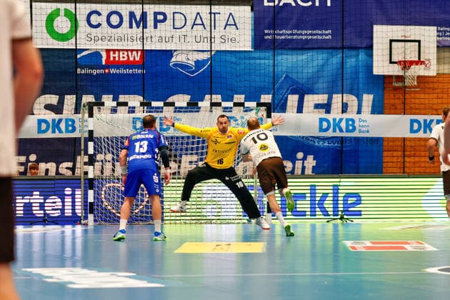 Merlin Fuss (HBW Balingen-Weilstetten, 13), Magnus Bierfreund (HBW Balingen-Weilstetten, 16) und Fynn Hangstein (Bergischer HC, 10) beim 7m, GER, HBW Balingen-Weilstetten vs. Bergischer HC, Handball, Opel Handball-Bundesliga, 7. Spieltag, Spielzeit 2026 2027, 02.10.2026 GER, HBW Balingen-Weilstetten vs. Bergischer HC, Handball, Opel Handball-Bundesliga, 7. Spieltag, Spielzeit 2026 2027, 02.10.2026 Balingen Copyright: xEibner-Pressefoto KirstenxJaegerx