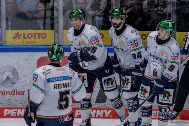 PENNY DEL: Löwen Frankfurt - Eisbären Berlin, 02.10.2026 Liam Kirk (Eisbären Berlin 94) feiert sein Tor seine nTreffer zum 0:2 mit Jack LaFontaine (Eisbären Berlin 45) und .b99. und Mitch Reinke (Eisbären Berlin 5), Löwen Frankfurt - Eisbären Berlin, Frankfurt, NIX Eissporthalle, 2.10.2026 Copyright: xBEAUTIFULxSPORTS Gawlikx