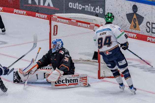 PENNY DEL: Löwen Frankfurt - Eisbären Berlin, 02.10.2026 Liam Kirk (Eisbären Berlin 94) erzielt das Tor den Treffer zum 0:2 und überwindet Adam Scheel (Löwen Frankfurt 31) im Frankfurter Tor, Löwen Frankfurt - Eisbären Berlin, Frankfurt, NIX Eissporthalle, 2.10.2026 Copyright: xBEAUTIFULxSPORTS Gawlikx