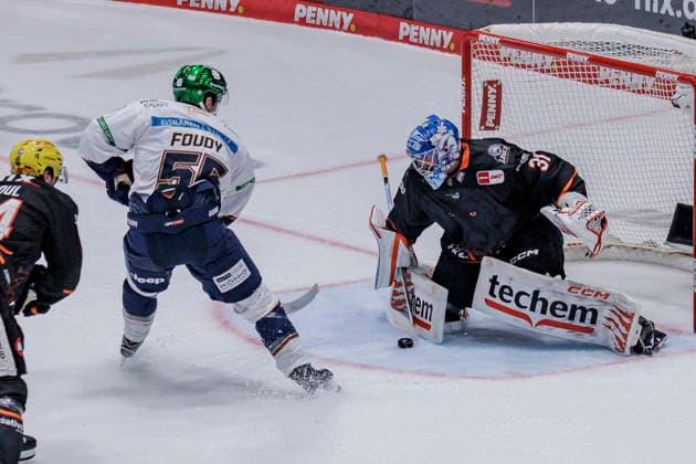 PENNY DEL: Löwen Frankfurt - Eisbären Berlin, 02.10.2026 Adam Scheel (Löwen Frankfurt 31) wehrt den Torschussversuch von Jean-Luc Foudy (Eisbären Berlin 55) ab, Löwen Frankfurt - Eisbären Berlin, Frankfurt, NIX Eissporthalle, 2.10.2026 Copyright: xBEAUTIFULxSPORTS Gawlikx