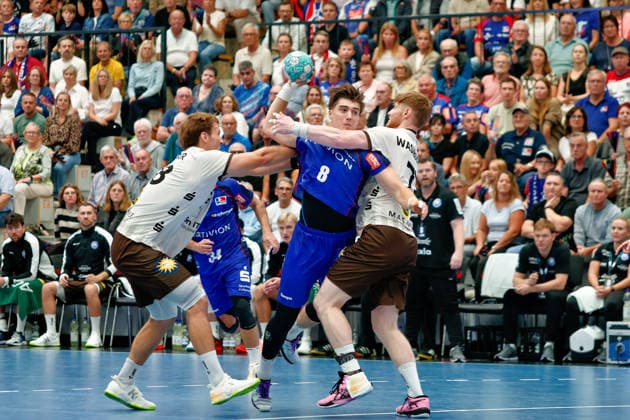Zweikampf, Duell, Kampf, tackle, duel, duel, fight, tackle Tom Bergner (Bergischer HC, 28), Magnus Grupe (HBW Balingen-Weilstetten, 08) und Johannes Wasielewski (Bergischer HC, 77), GER, HBW Balingen-Weilstetten vs. Bergischer HC, Handball, Opel Handball-Bundesliga, 7. Spieltag, Spielzeit 2026 2027, 02.10.2026 GER, HBW Balingen-Weilstetten vs. Bergischer HC, Handball, Opel Handball-Bundesliga, 7. Spieltag, Spielzeit 2026 2027, 02.10.2026 Balingen Copyright: xEibner-Pressefoto KirstenxJaegerx
