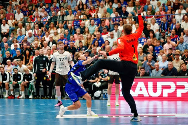Mischa Locher (HBW Balingen-Weilstetten, 20) vs. Christopher Rudeck (Bergischer HC, 01), GER, HBW Balingen-Weilstetten vs. Bergischer HC, Handball, Opel Handball-Bundesliga, 7. Spieltag, Spielzeit 2026 2027, 02.10.2026 GER, HBW Balingen-Weilstetten vs. Bergischer HC, Handball, Opel Handball-Bundesliga, 7. Spieltag, Spielzeit 2026 2027, 02.10.2026 Balingen Copyright: xEibner-Pressefoto KirstenxJaegerx