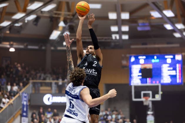 HAKRO Merlins Crailsheim - Tigers Tuebingen, Herren, 2. Bundesliga, Barmer 2. Basketball Bundesliga, pro A, 2. Spieltag, Spielzeit 2026 2027, 02.10.2026 Tim Smith (Tigers Tuebingen, 02) beim Jumpshot gegen Booker Coplin (HAKRO Merlins Crailsheim, 06)