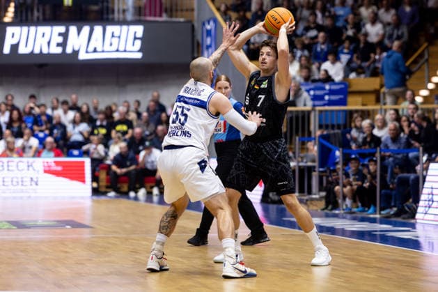 HAKRO Merlins Crailsheim - Tigers Tuebingen, Herren, 2. Bundesliga, Barmer 2. Basketball Bundesliga, pro A, 2. Spieltag, Spielzeit 2026 2027, 02.10.2026 Lars Kamp (Tigers Tuebingen, 07) gegen Simon Krajcovic (HAKRO Merlins Crailsheim, 55)