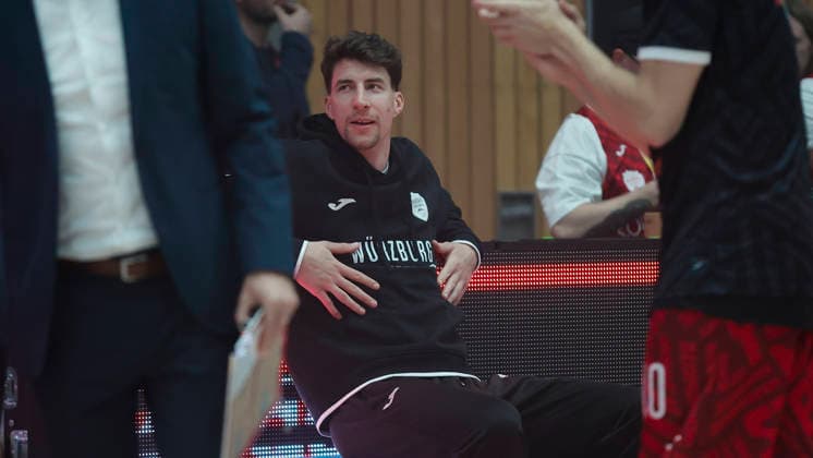 Im Bild: Der verletzte Alen Pjanic (Wuerzburg Baskets, 35) vor Spielbeginn 02.10.2026, Fitness First Wuerzburg Baskets vs. Telekom Baskets Bonn, easyCredit BBL, 4. Spieltag, Deutschland, 97072, tectake-Arena Wuerzburg, Copyright: HMBxMedia xJulienxBecker