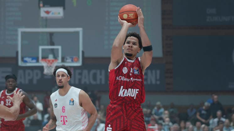 Im Bild: Brandon Tischler (Wuerzburg Baskets, 8) mit dem Dreipunktewurf 02.10.2026, Fitness First Wuerzburg Baskets vs. Telekom Baskets Bonn, easyCredit BBL, 4. Spieltag, Deutschland, 97072, tectake-Arena Wuerzburg, Copyright: HMBxMedia xJulienxBecker