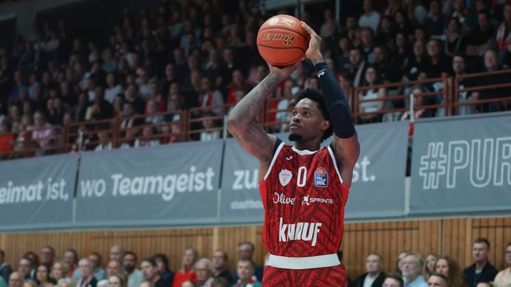 Im Bild: Eddie Colbert III (Wuerzburg Baskets, 0) mit dem Dreipunktewurf 02.10.2026, Fitness First Wuerzburg Baskets vs. Telekom Baskets Bonn, easyCredit BBL, 4. Spieltag, Deutschland, 97072, tectake-Arena Wuerzburg, Copyright: HMBxMedia xJulienxBecker