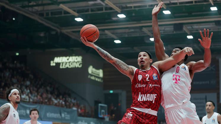 Im Bild: v.li. Max Jones (Wuerzburg Baskets, 2) mit dem Korbleger gegen Marcus Foster (Telekom Baskets Bonn, 0) 02.10.2026, Fitness First Wuerzburg Baskets vs. Telekom Baskets Bonn, easyCredit BBL, 4. Spieltag, Deutschland, 97072, tectake-Arena Wuerzburg, Copyright: HMBxMedia xJulienxBecker