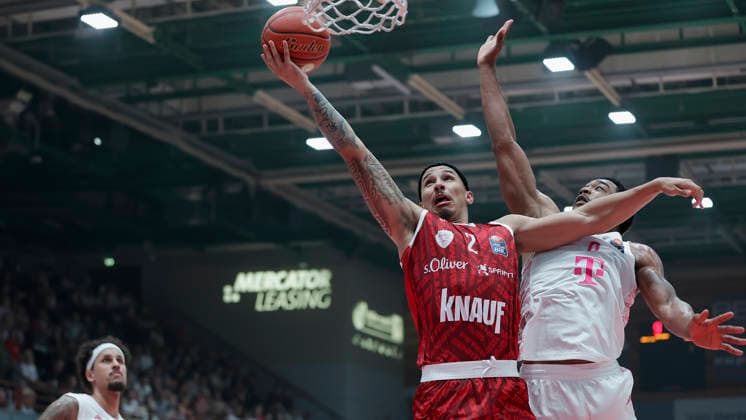 Im Bild: v.li. Max Jones (Wuerzburg Baskets, 2) mit dem Korbleger gegen Marcus Foster (Telekom Baskets Bonn, 0) 02.10.2026, Fitness First Wuerzburg Baskets vs. Telekom Baskets Bonn, easyCredit BBL, 4. Spieltag, Deutschland, 97072, tectake-Arena Wuerzburg, Copyright: HMBxMedia xJulienxBecker