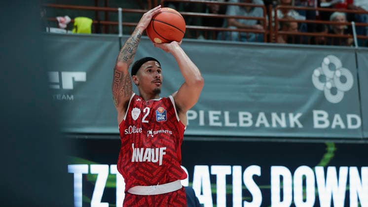Im Bild: Max Jones (Wuerzburg Baskets, 2) mit dem Dreipunktewurf 02.10.2026, Fitness First Wuerzburg Baskets vs. Telekom Baskets Bonn, easyCredit BBL, 4. Spieltag, Deutschland, 97072, tectake-Arena Wuerzburg, Copyright: HMBxMedia xJulienxBecker
