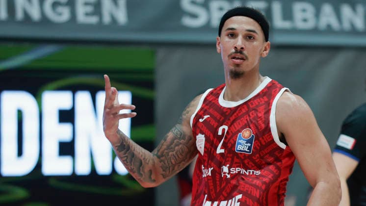 Im Bild: Jubel nach einem erfolgreichen Dreipunktewurf bei Max Jones (Wuerzburg Baskets, 2) 02.10.2026, Fitness First Wuerzburg Baskets vs. Telekom Baskets Bonn, easyCredit BBL, 4. Spieltag, Deutschland, 97072, tectake-Arena Wuerzburg, Copyright: HMBxMedia xJulienxBecker