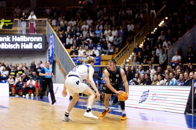 HAKRO Merlins Crailsheim - Tigers Tuebingen, Herren, 2. Bundesliga, Barmer 2. Basketball Bundesliga, pro A, 2. Spieltag, Spielzeit 2026 2027, 02.10.2026 Isaac Haney (Tigers Tuebingen, 11) gegen Nico Hoellerl (HAKRO Merlins Crailsheim, 05)