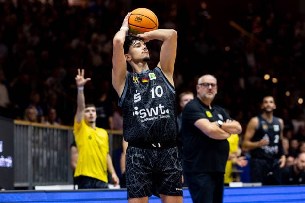HAKRO Merlins Crailsheim - Tigers Tuebingen, Herren, 2. Bundesliga, Barmer 2. Basketball Bundesliga, pro A, 2. Spieltag, Spielzeit 2026 2027, 02.10.2026 Nico Santana Mojica (Tigers Tuebingen, 10) beim Dreierwurf
