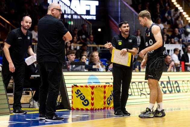HAKRO Merlins Crailsheim - Tigers Tuebingen, Herren, 2. Bundesliga, Barmer 2. Basketball Bundesliga, pro A, 2. Spieltag, Spielzeit 2026 2027, 02.10.2026 Pablo Lopez Zapata (Tigers Tuebingen, Assistant Coach) diskutiert an der Seitenlinie mit Simon Feneberg (Tigers Tuebingen, 20)