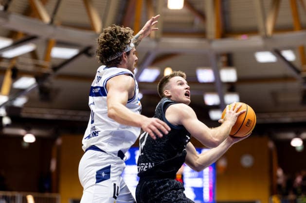 HAKRO Merlins Crailsheim - Tigers Tuebingen, Herren, 2. Bundesliga, Barmer 2. Basketball Bundesliga, pro A, 2. Spieltag, Spielzeit 2026 2027, 02.10.2026 Isaac Haney (Tigers Tuebingen, 11) unter dem Korb gegen Booker Coplin (HAKRO Merlins Crailsheim, 06)