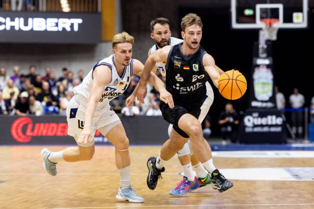 HAKRO Merlins Crailsheim - Tigers Tuebingen, Herren, 2. Bundesliga, Barmer 2. Basketball Bundesliga, pro A, 2. Spieltag, Spielzeit 2026 2027, 02.10.2026 Simon Feneberg (Tigers Tuebingen, 20) gegen Lucas Mayer (HAKRO Merlins Crailsheim, 08)