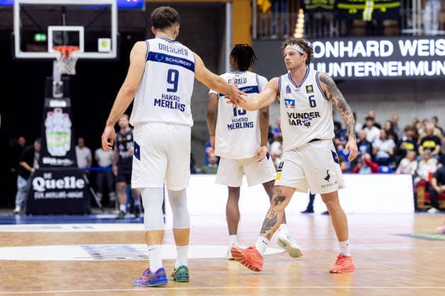 HAKRO Merlins Crailsheim - Tigers Tuebingen, Herren, 2. Bundesliga, Barmer 2. Basketball Bundesliga, pro A, 2. Spieltag, Spielzeit 2026 2027, 02.10.2026 Booker Coplin (HAKRO Merlins Crailsheim, 06) und Hendrik Helge Drescher (HAKRO Merlins Crailsheim, 09) klatschen sich ab