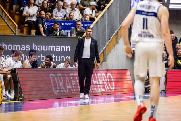 HAKRO Merlins Crailsheim - Tigers Tuebingen, Herren, 2. Bundesliga, Barmer 2. Basketball Bundesliga, pro A, 2. Spieltag, Spielzeit 2026 2027, 02.10.2026 Florian Flabb (HAKRO Merlins Crailsheim, Headcoach) an der Seitenlinie