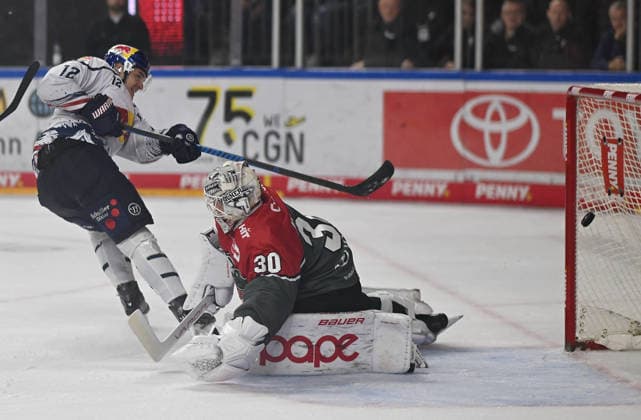 0210.2026, xophax, KEC , Eishockey , Haie. Lanxess Arena : Kölner Haie gegen EHC red Bull München. Tor für München . Torschütze Brady Ferguson , links ( München ) und Torwart Janne Juvonen ( Keck ) , rechts Köln Cologne